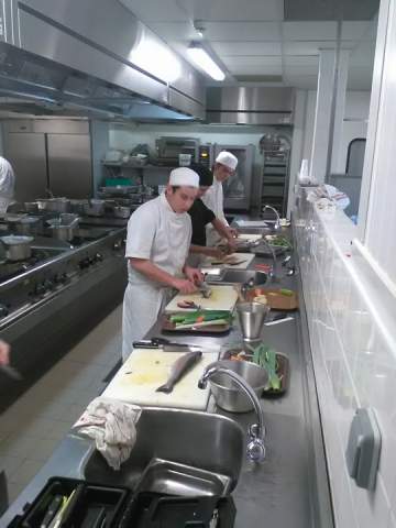 Préparation de poisson en formation de cuisine - MFR Pujols