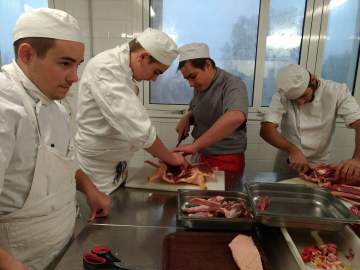 Préparation de viande par les élèves en formation cuisine - MFR Pujols