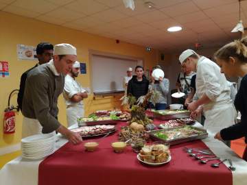 Présentation d'un buffet de formation cuisine -  MFR Pujols 