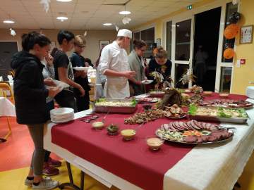 Dégustation d'un buffet réalisé par les élèves - MFR Pujols 