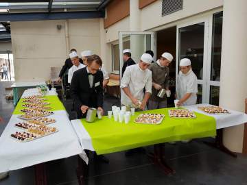 Présentation d'un buffet par les élèves en hôtellerie - MFR Pujols