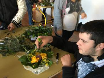 Atelier coupe de bouquets de fleurs - MFR Pujols dans le Lot-et-Garonne