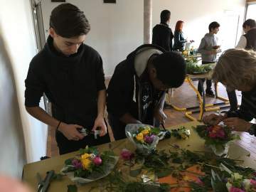 Atelier conception de bouquets de fleurs - MFR Pujols dans le Lot-et-Garonne